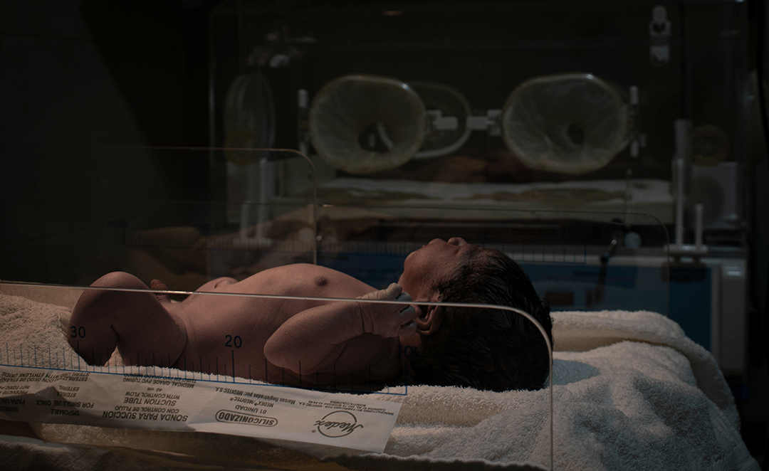 un bebé recien nacido en una incubadora